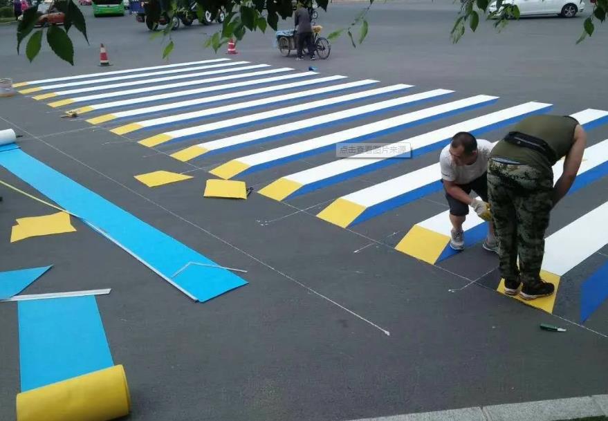 預(yù)成型標(biāo)線帶安裝.jpg 預(yù)成型標(biāo)線帶安裝.jpg